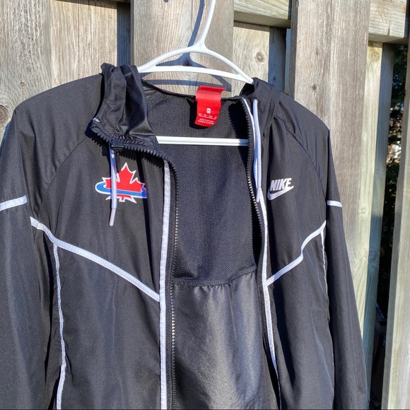 NIKE Women’s Athletics Canada Windrunner Jacket - Picture 2 of 6